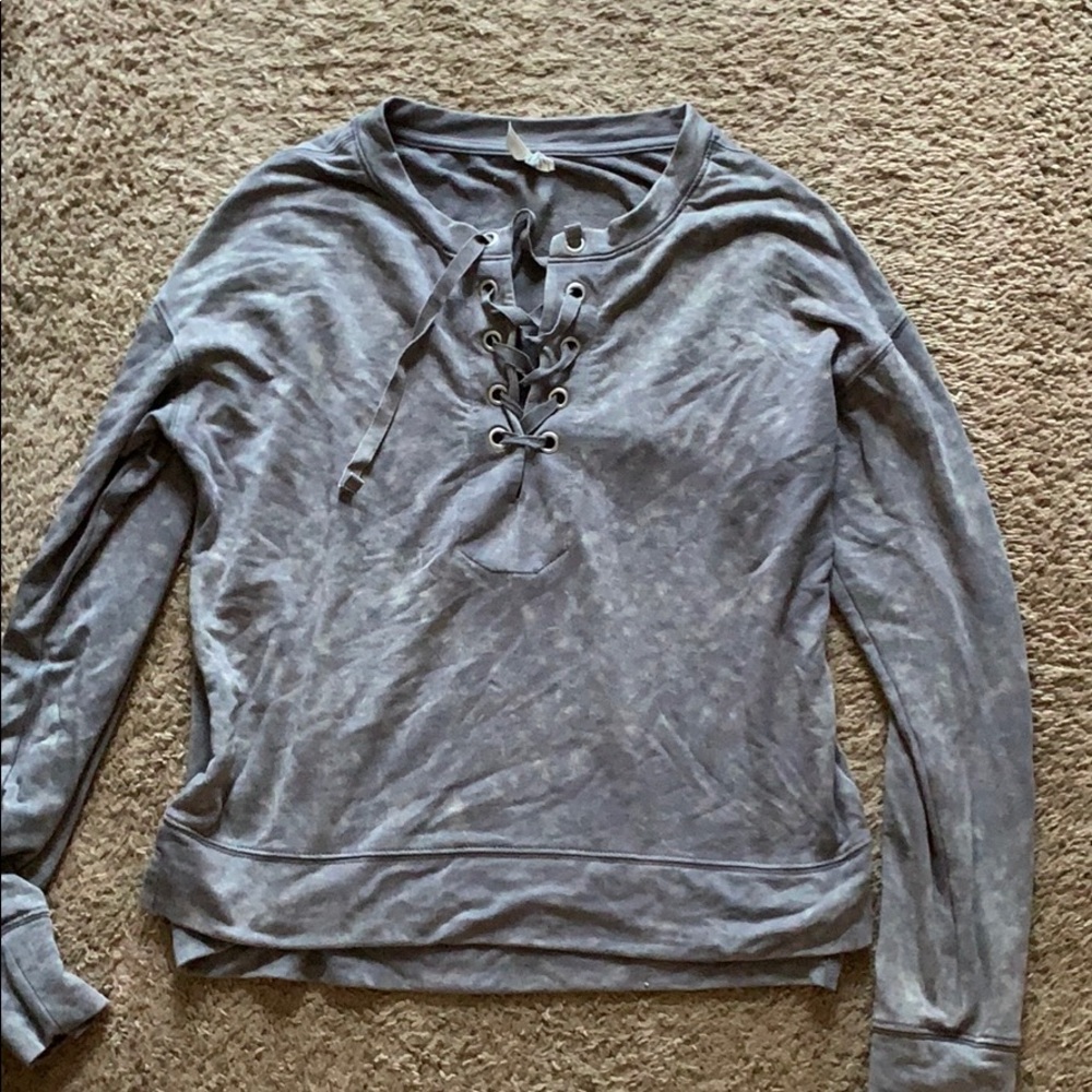 V neck long sleeve shirt